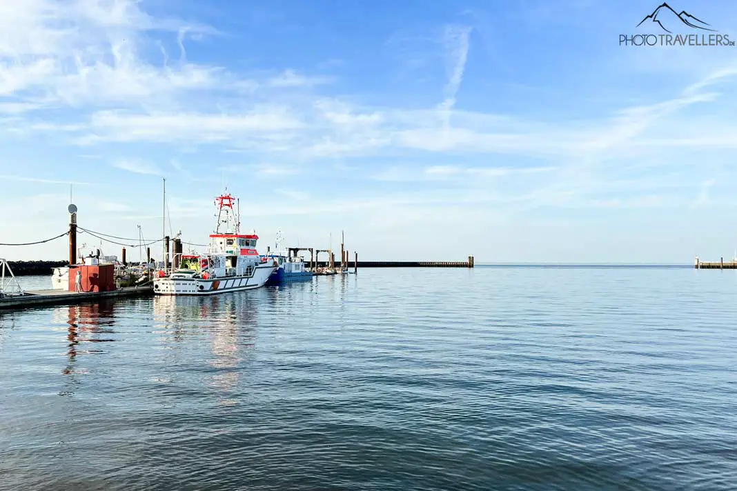 Ein Schiff im Fährhafen von Cuxhaven