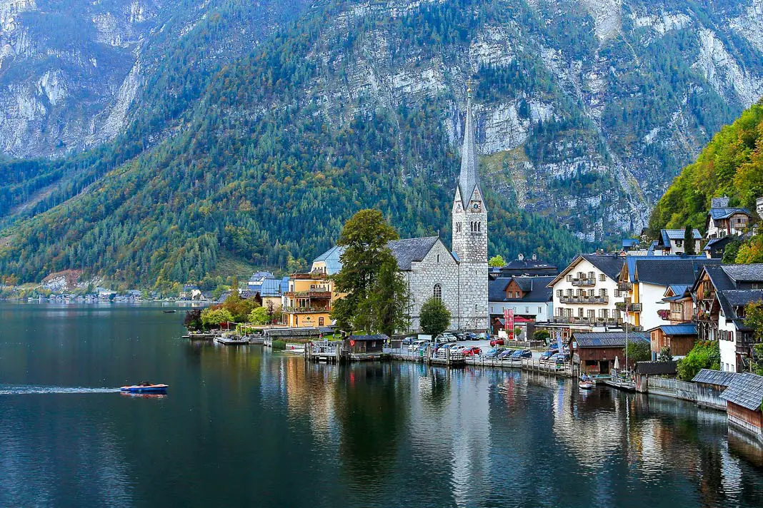 Der bekannte Hallstätter See am schönen Ort Hallstatt in Österreich