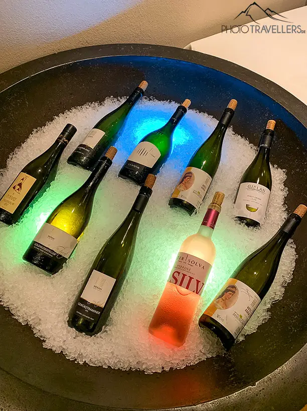 Beleuchtete Wein-Auswahl im Hotel