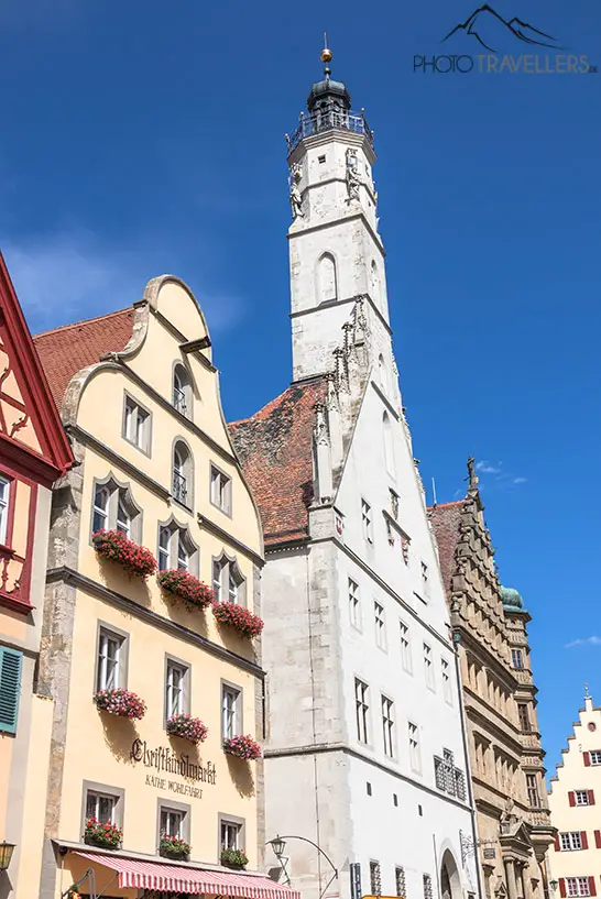 Blick auf den Rathausturm in Rothenburg