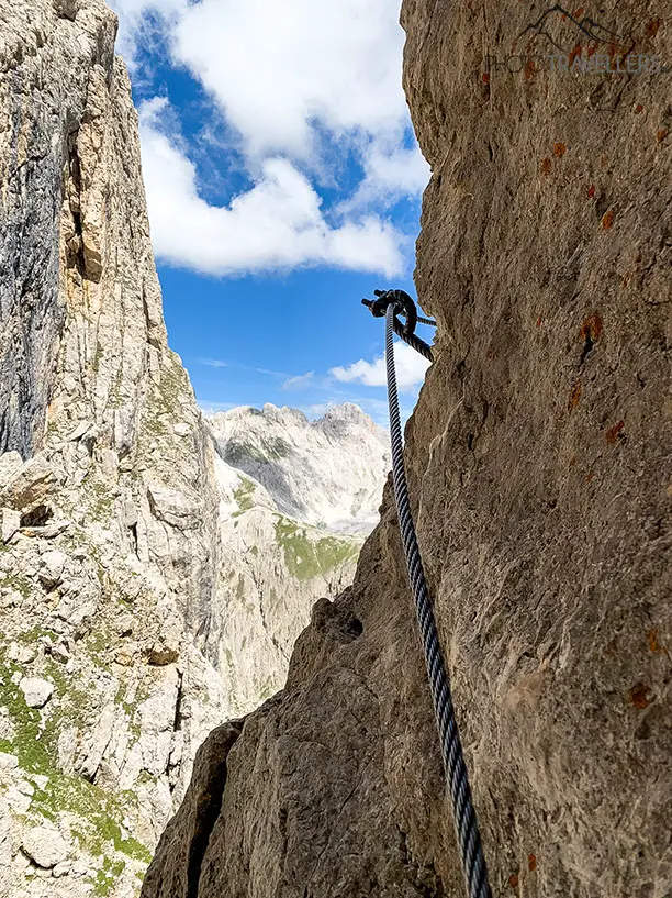 Seilversicherte Wand im Klettersteig