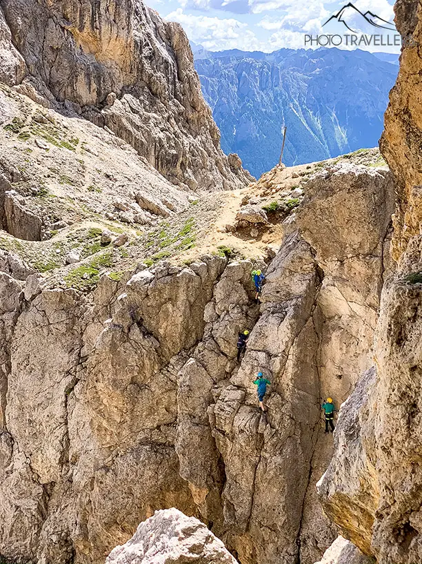 Kletterer in der Schlüsselstelle des Klettersteigs