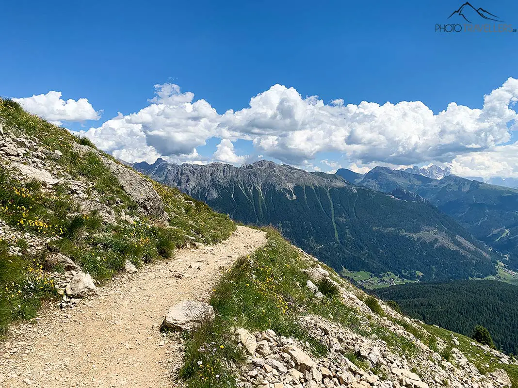 Breiter Wanderweg in den Dolomiten
