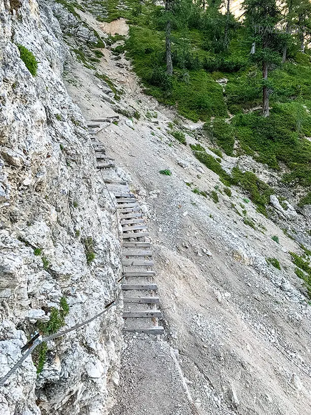 Stufen im Wanderweg