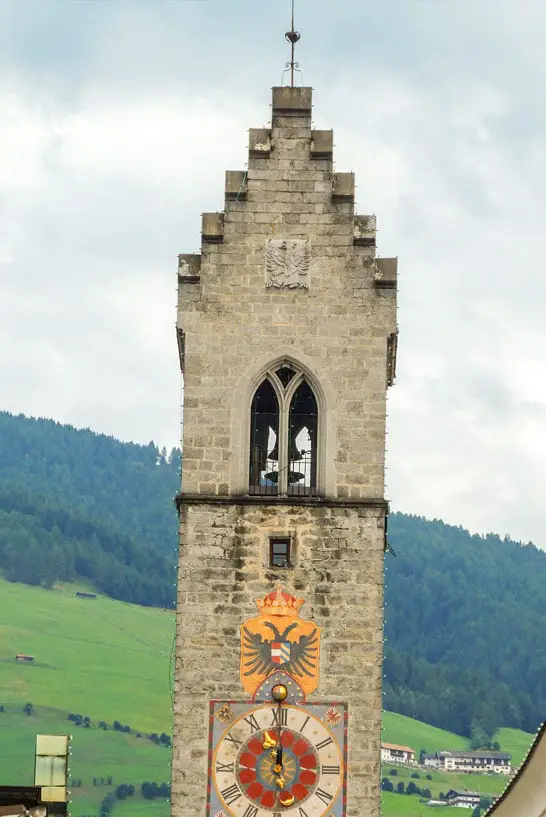 Der Zwölferturm in Sterzing mit seinem markanten Treppengiebel