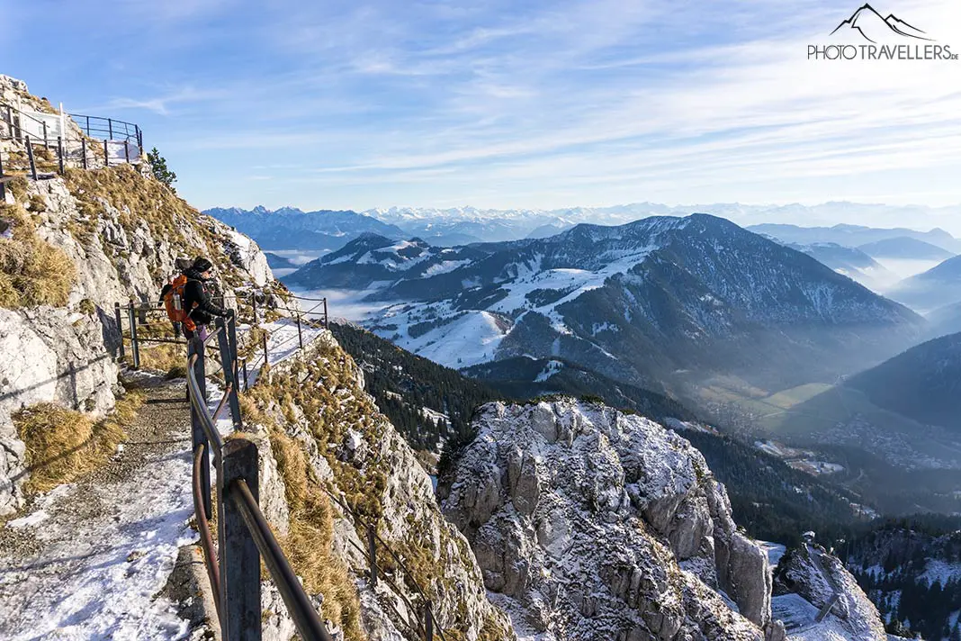 Reisebloggerin Biggi Bauer im Winter auf dem Gipfelweg zum Wendelstein