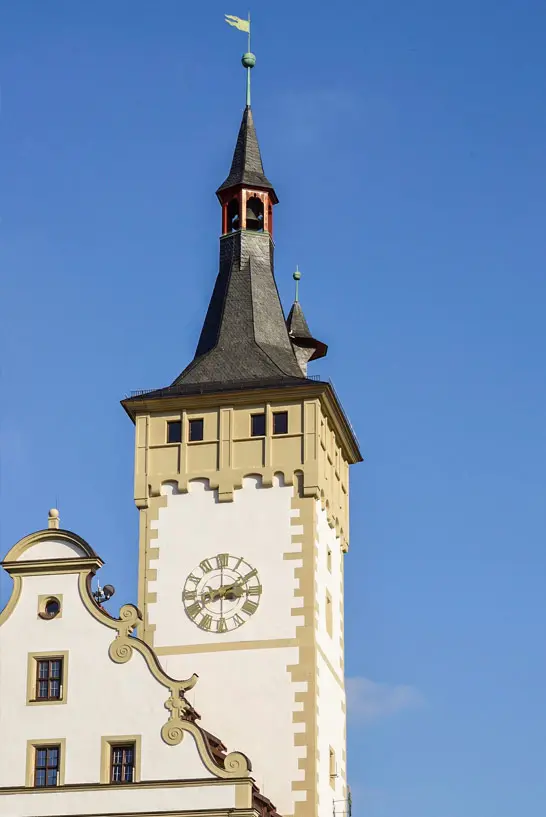 Der romanische Turm des Würzburger Rathauses