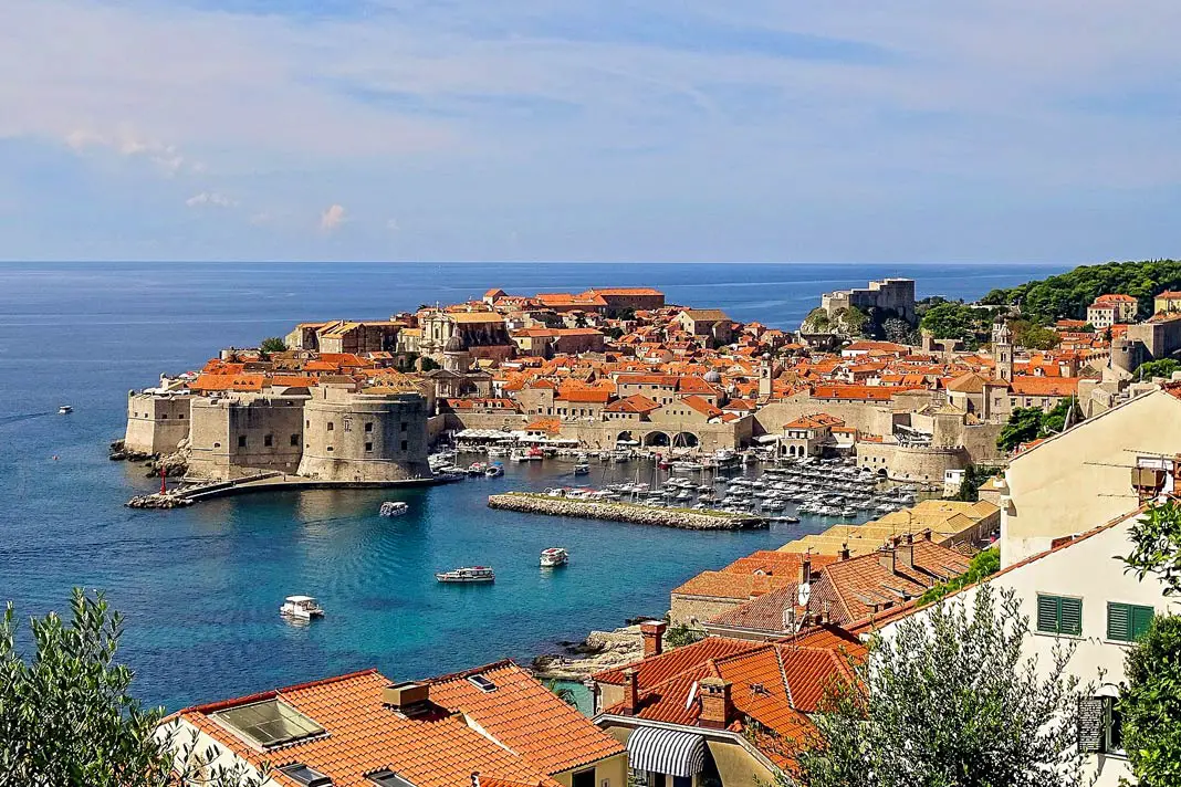 Blick auf den Stadthafen sowie die Stadtmauer in Dubrovnik