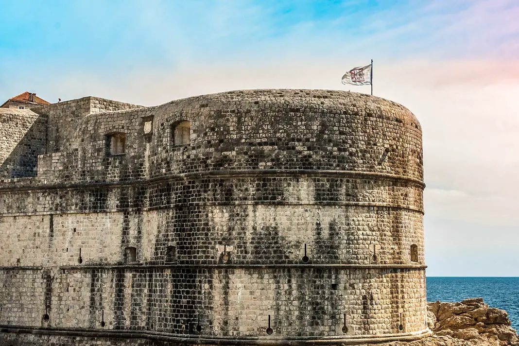 Ein Teil der beeindruckenden Stadtmauer Dubrovniks - die Festung Bokar