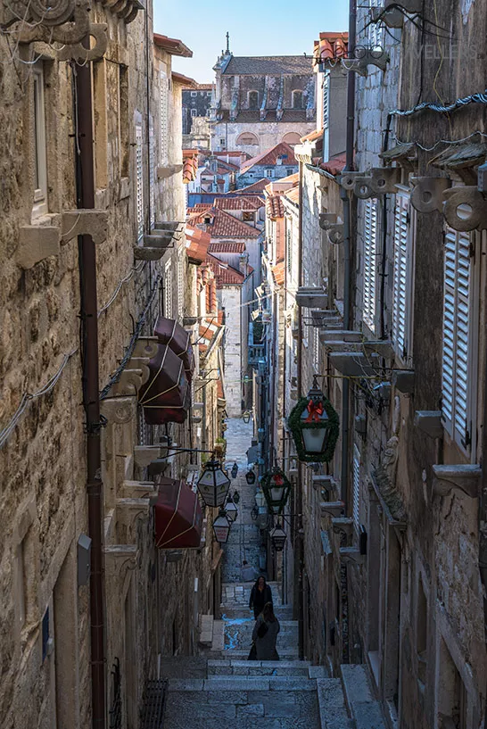 Eine enge Gasse mit Treppen in der Altstadt von Dubrovnik