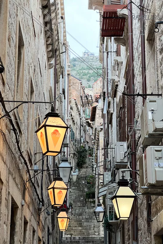 Bunte Laternen in einer engen Gasse in Dubrovnik