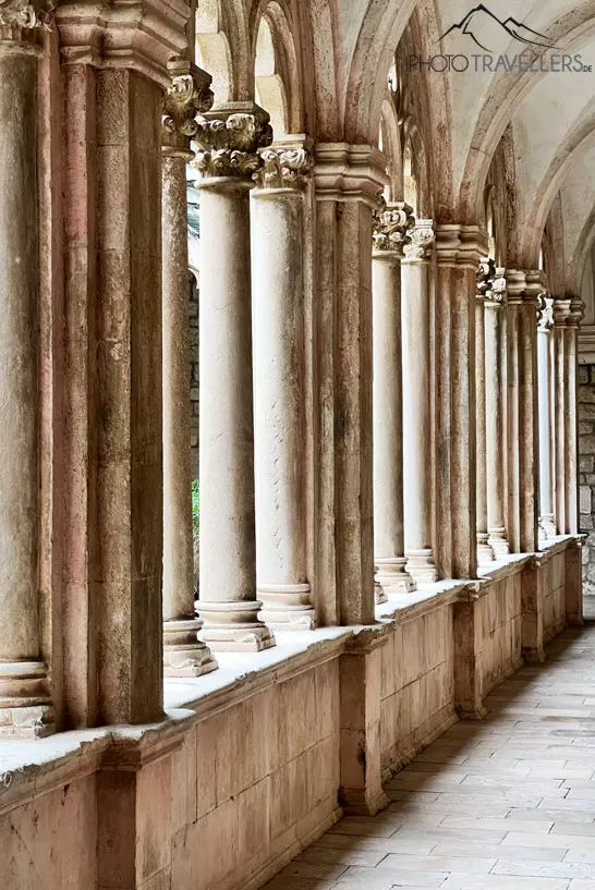 Ein Säulengang im Dominikanerkloster in Dubrovnik