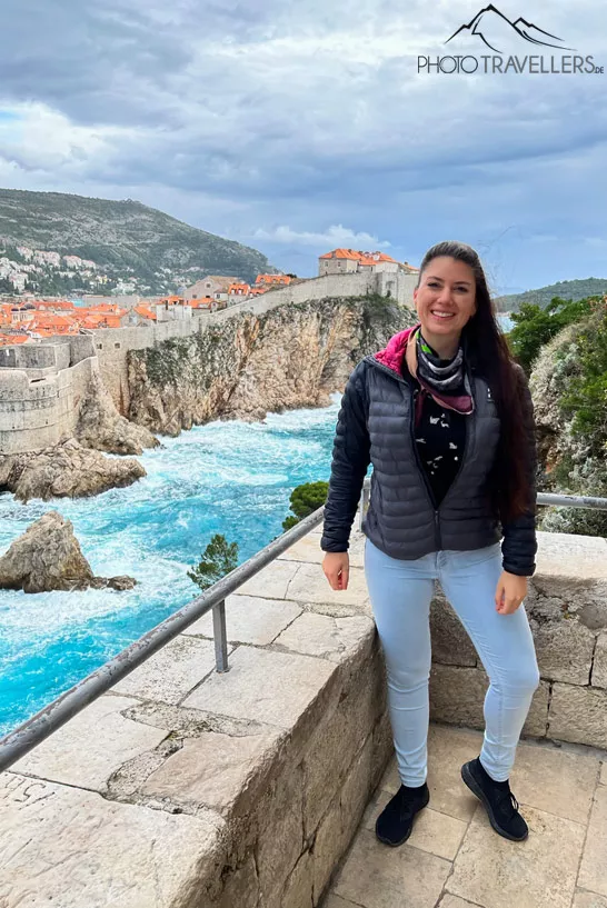 Reisebloggerin Biggi Bauer auf der Festung Lovrijenac mit Blick auf die Altstadt von Dubrovnik