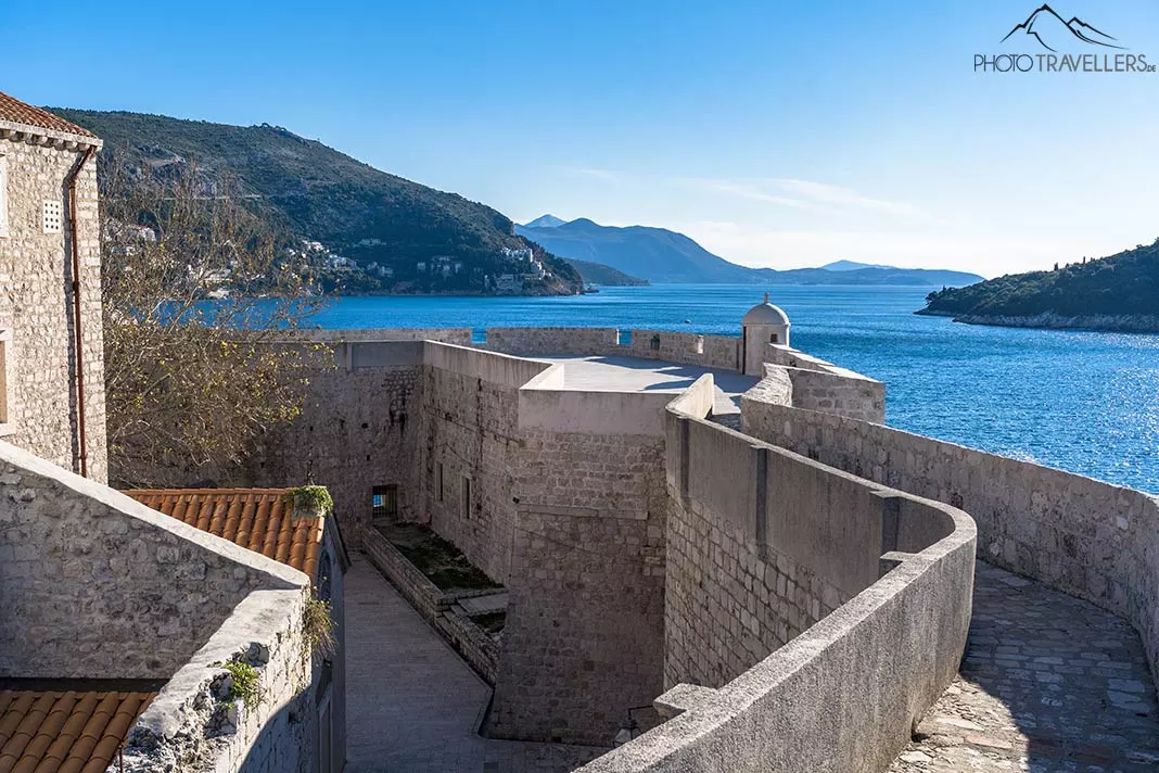 Der Blick von der Stadtmauer von Dubrovnik auf das Meer