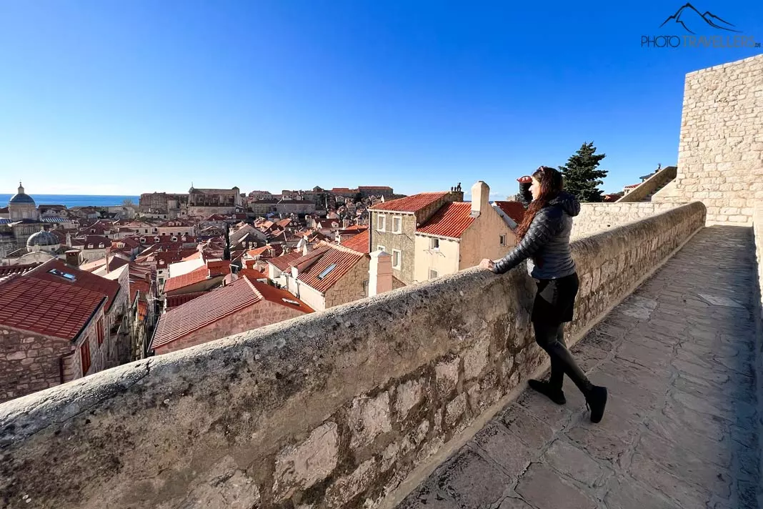Reisebloggerin Biggi Bauer auf der Stadtmauer von Dubrovnik