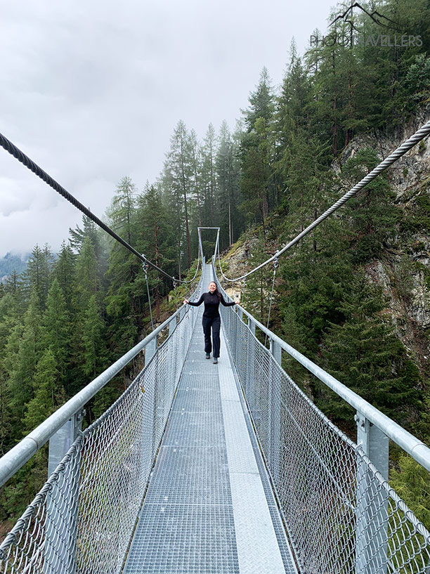 Biggi auf der Längenfelder Hängebrücke