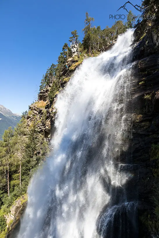 Der Blick auf den imposanten Wasserfall von einer Aussichtsplattform