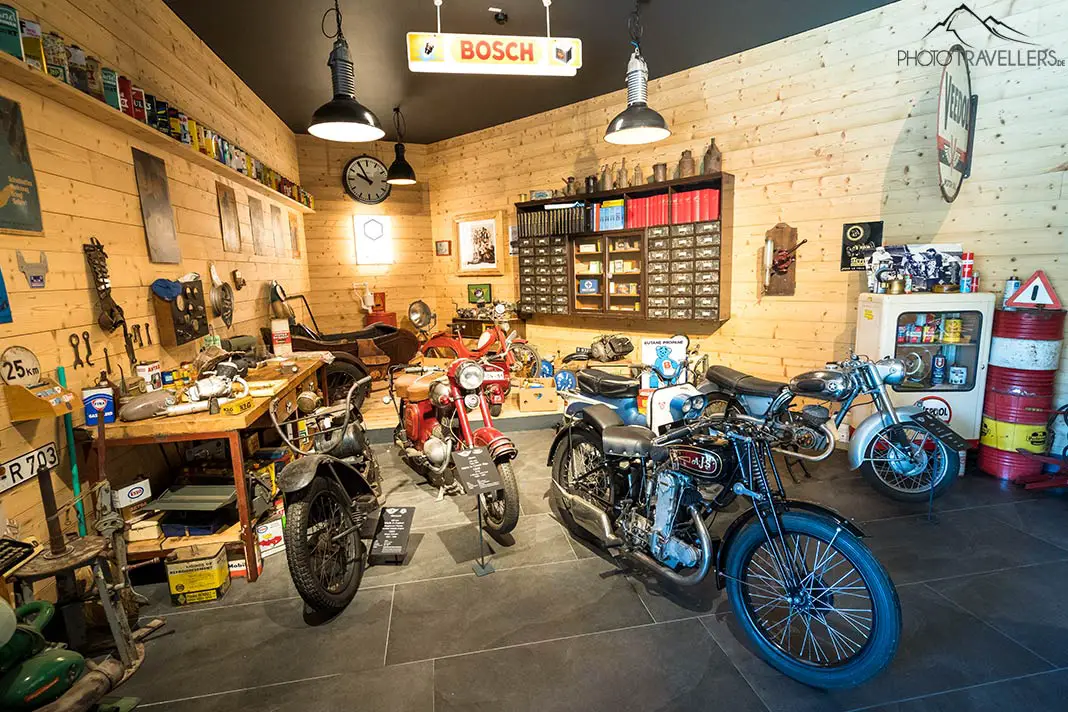 Eine nachgestellte Werkstatt im Ötztaler Motorrad-Museum