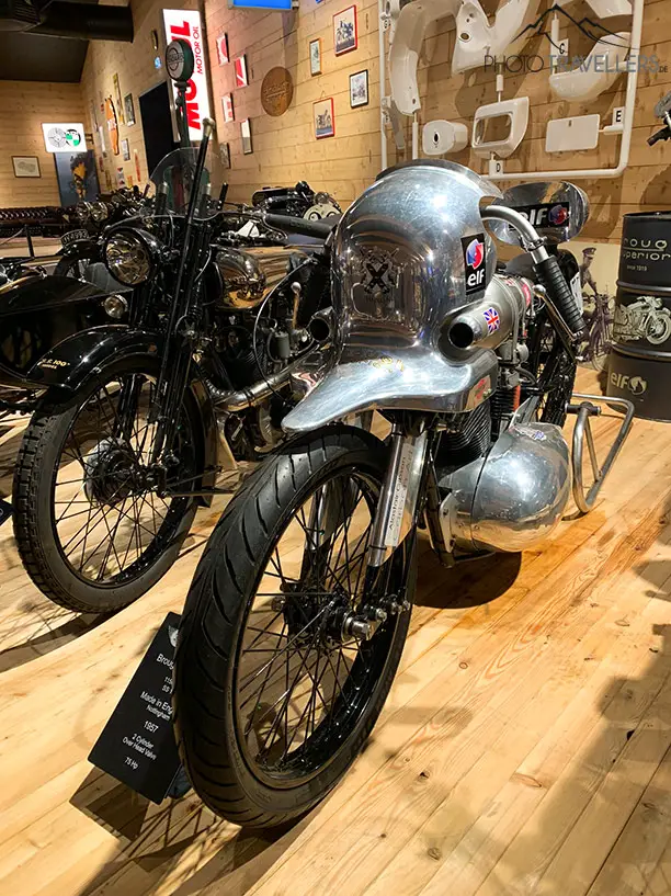 Ein Motorrad im Motorrad-Museum