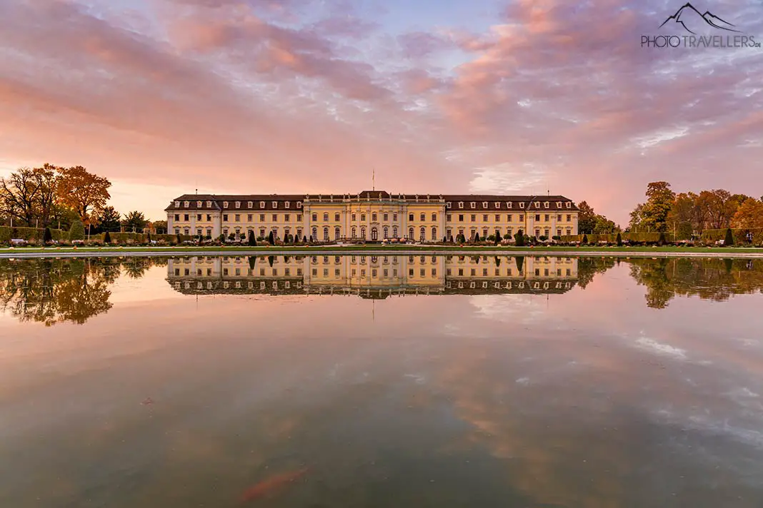 Schloss Ludwigsburg mit Spiegelung im Wasser am Abend