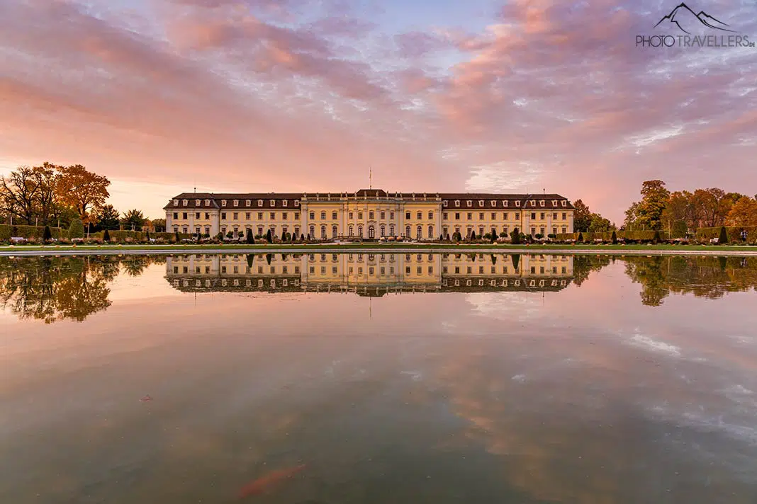 Schloss Ludwigsburg mit Spiegelung im Wasser am Abend
