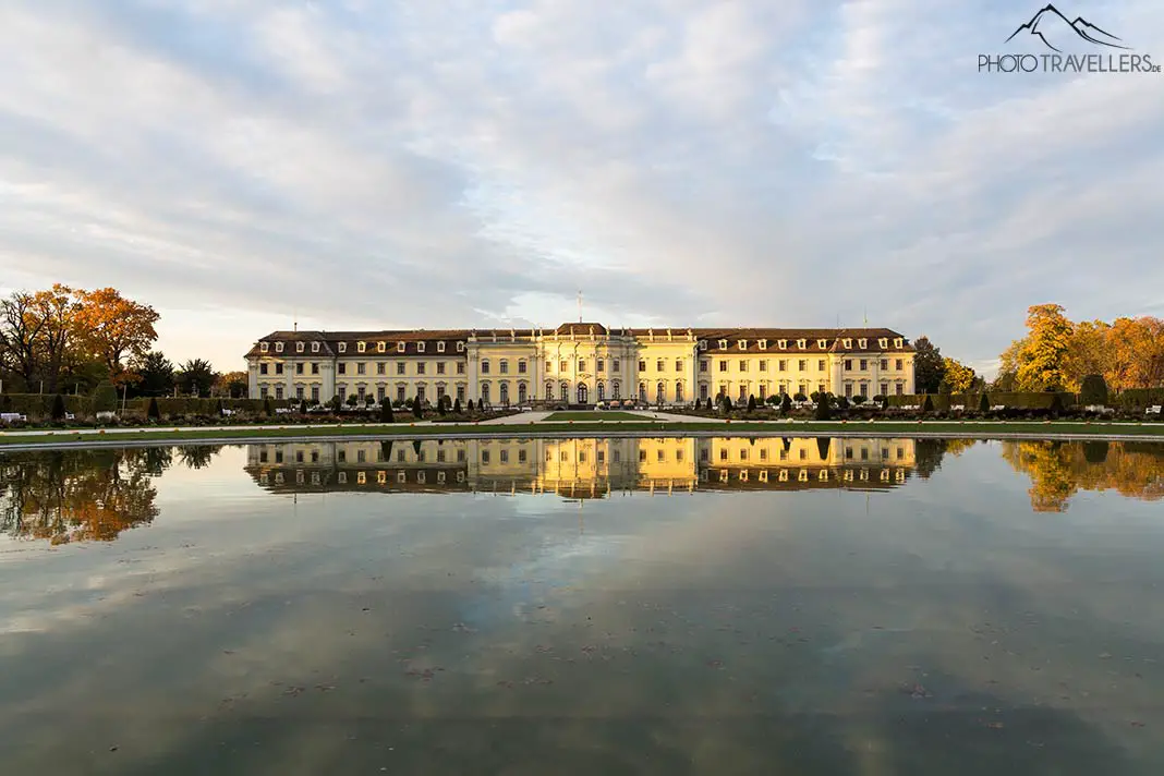 Blick auf Schloss Ludwigsburg, das sich im Schlosspark im See spiegelt