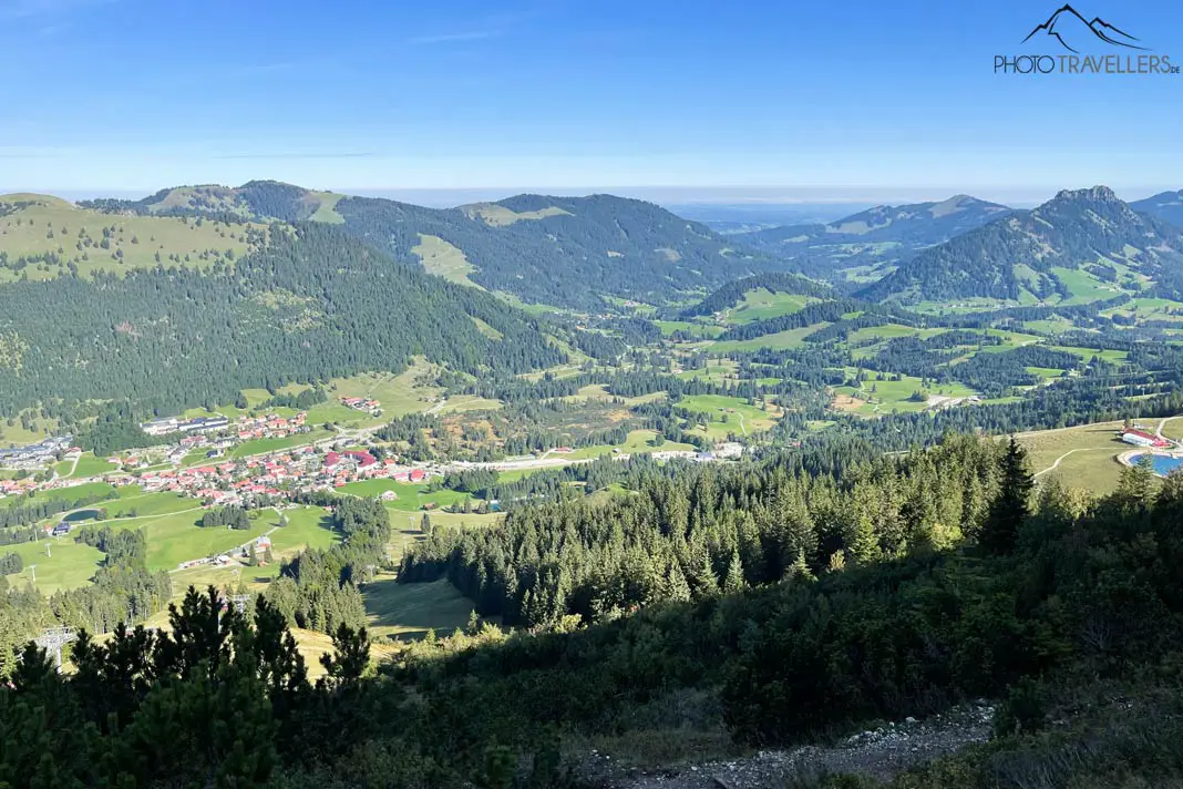 Der Blick von oben auf das Bergdorf Oberjoch bei Bad Hindelang