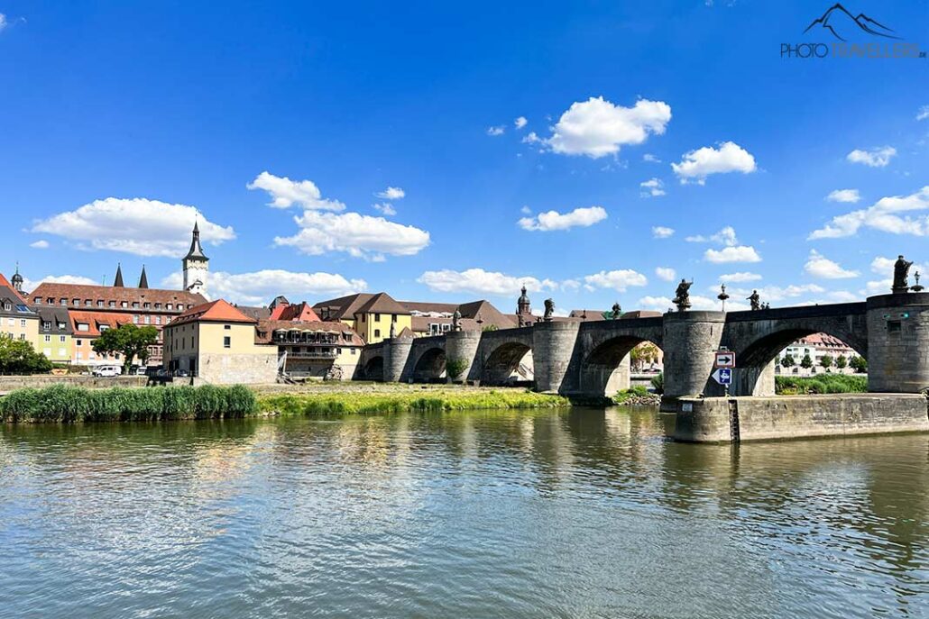 Die alte Mainbrücke in Würzburg, dahinter die Altstadt