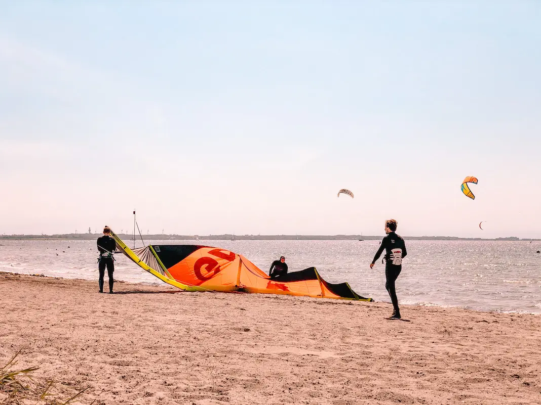 Kitesurfer am Strand von Fehmarn