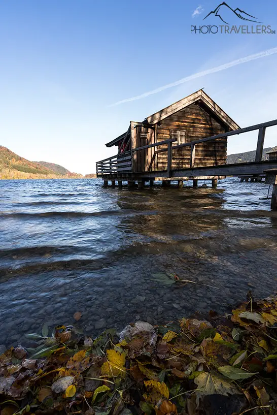 Ein Bootshaus, fotografiert ohne Filter