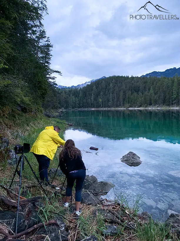 Zwei Fotokursteilnehmer an einem Bergsee in Bayern