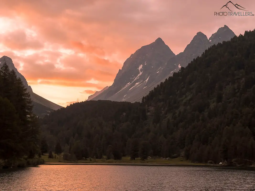 Ein Bergsee mit Bergen zum Sonnenaufgang