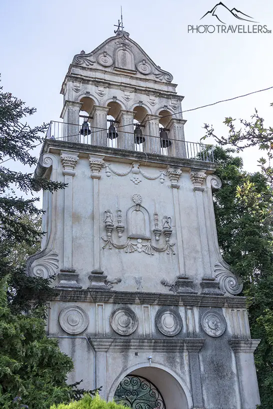 Der alte Glockenturm vor dem Kloster Agios Geronimou