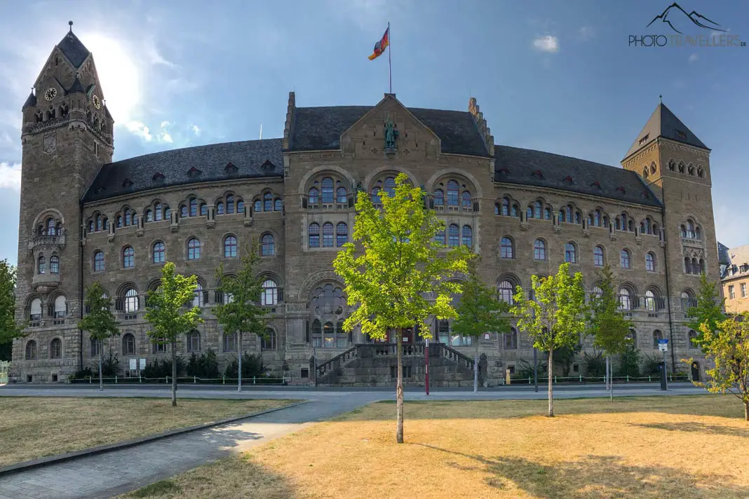Das Preußische Regierungsgebäude prägt den Weg am Rheinufer 