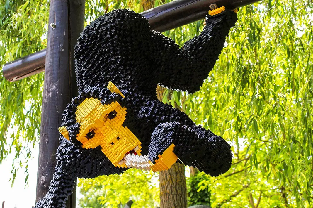 Ein Affe im Legoland