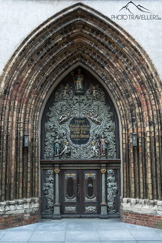 Das beeindruckende Portal der Nikolai Kirche