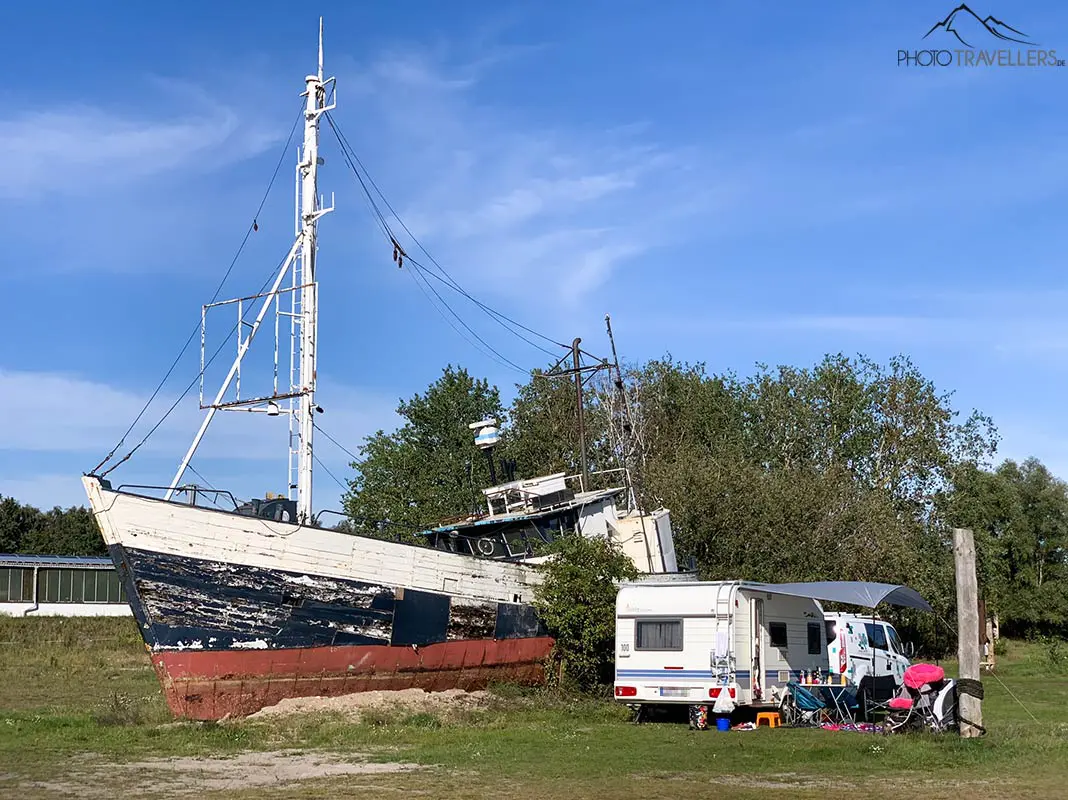 Boot mit Camper auf dem Naturcampingplatz bei Peenemünde