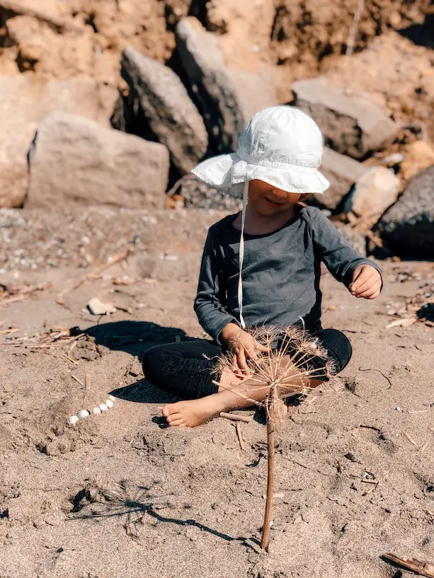Spielendes Kind im Sand