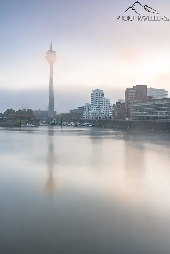 Blick auf den Rheinturm im Nebel