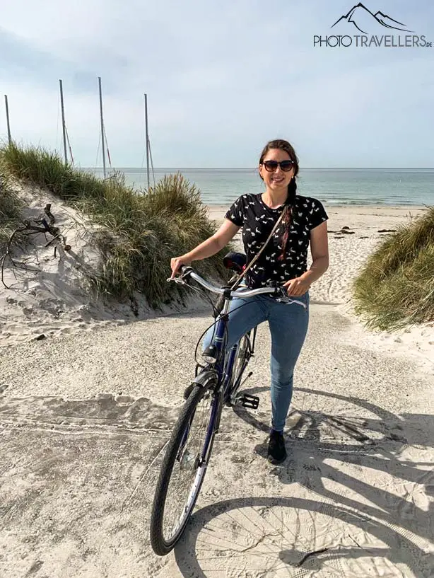 Biggi mit dem Fahrrad am Strand auf Hiddensee