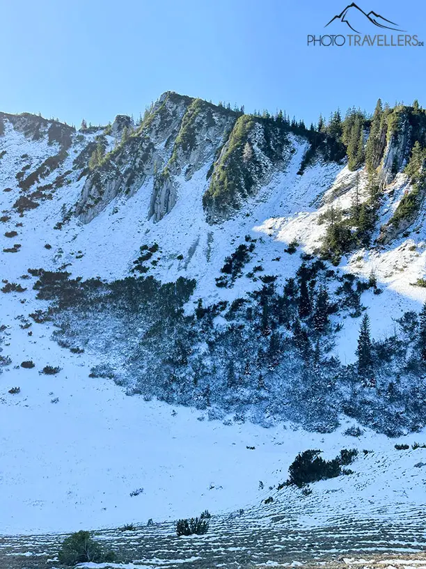 Verschneite Bergwände