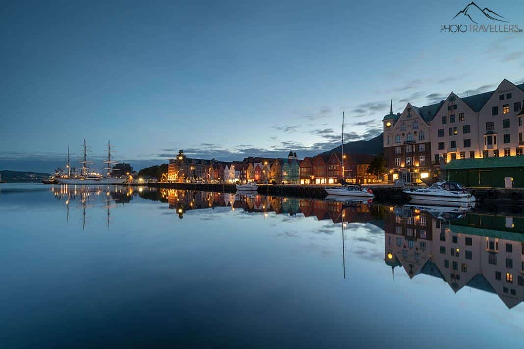 Bunte Häuser im Hansaviertel Bryggen in Bergen spiegeln sich im Wasser