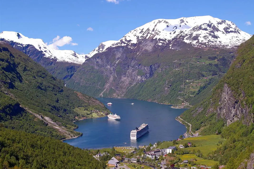 Der bekannte Geirangerfjord in Norwegen ist eine Top-Sehenswürdigkeit