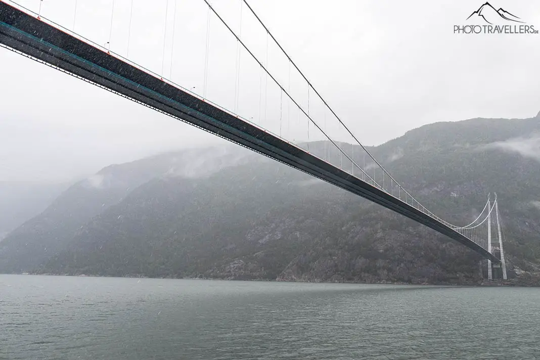 Die riesige Hardangerbrücke im Hardangerfjord