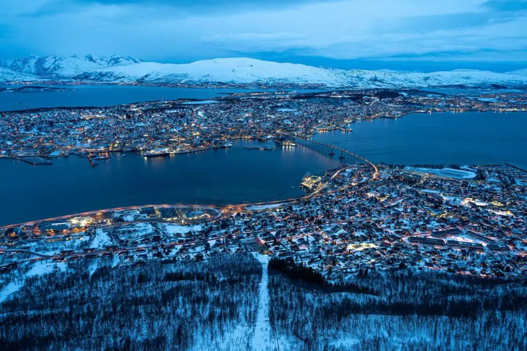 Der Blick am Abend von oben auf Tromsø 