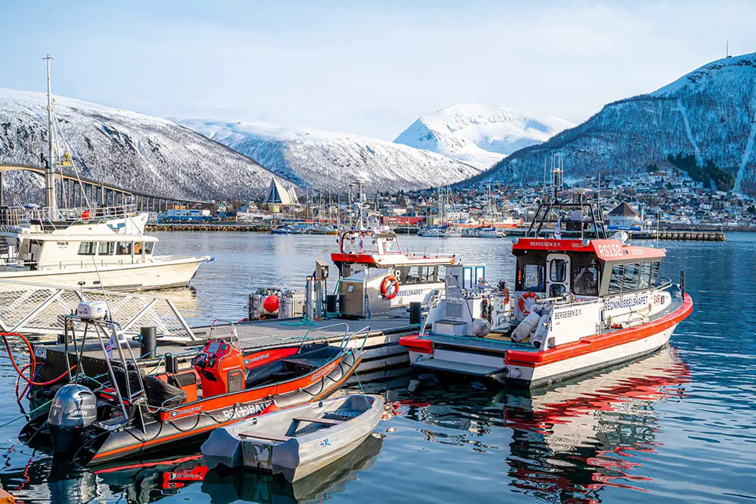 Schiffe im Hafen von Tromsø im Winter