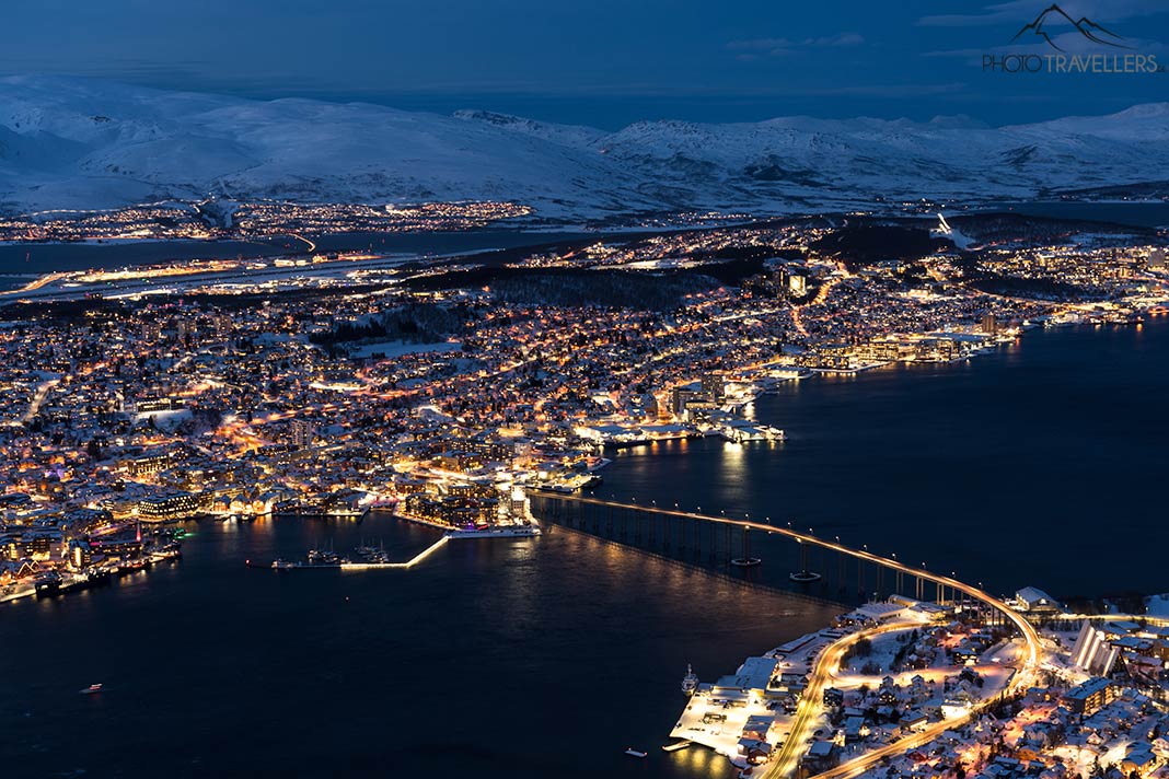 Der Blick vom Storsteinen auf Tromsø bei Nacht