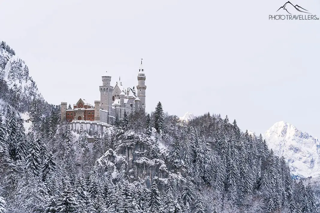 Blick auf Schloss Neuschwanstein im Schnee