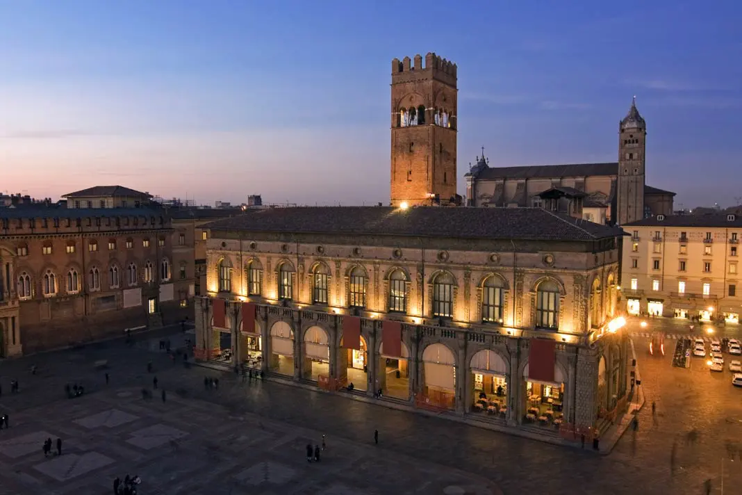 Die Piazza Maggiore in Bologna im Dämmerlicht