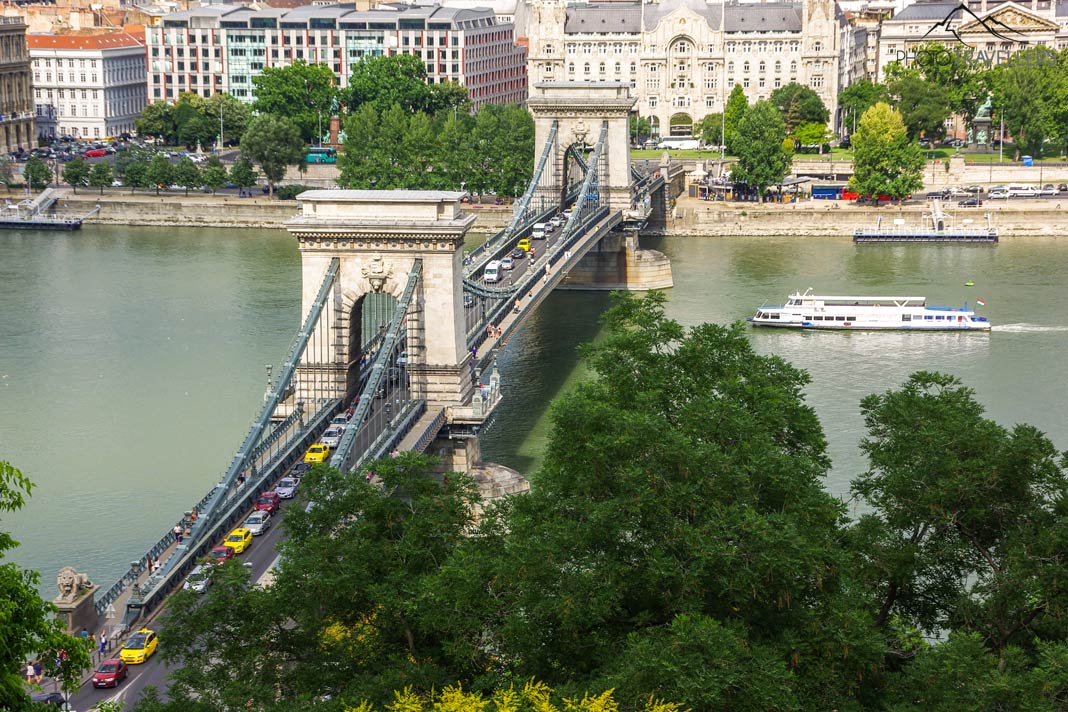 Die Kettenbrücke gehört zu den Top-Sehenswürdigkeiten der Stadt 